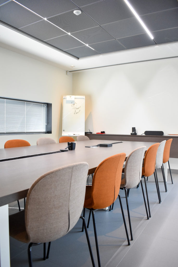 Inrichting-vergaderzaal-Noor-vergaderstoelen-Ergonomische-bureaustoelen-Mereo300-Sofatech-Loff-Maatkantoren-Waregem (10)