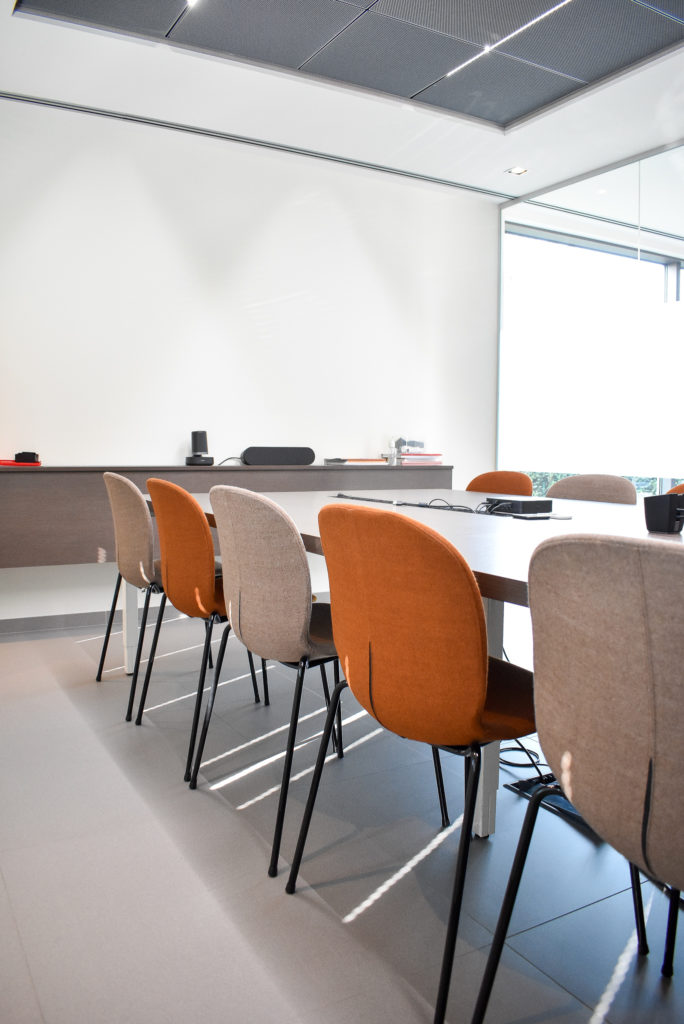 Inrichting-vergaderzaal-Noor-vergaderstoelen-Ergonomische-bureaustoelen-Mereo300-Sofatech-Loff-Maatkantoren-Waregem (11)