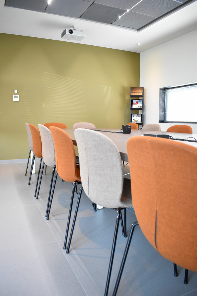 Inrichting-vergaderzaal-Noor-vergaderstoelen-Ergonomische-bureaustoelen-Mereo300-Sofatech-Loff-Maatkantoren-Waregem (13)