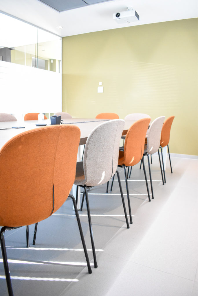 Inrichting-vergaderzaal-Noor-vergaderstoelen-Ergonomische-bureaustoelen-Mereo300-Sofatech-Loff-Maatkantoren-Waregem (2)