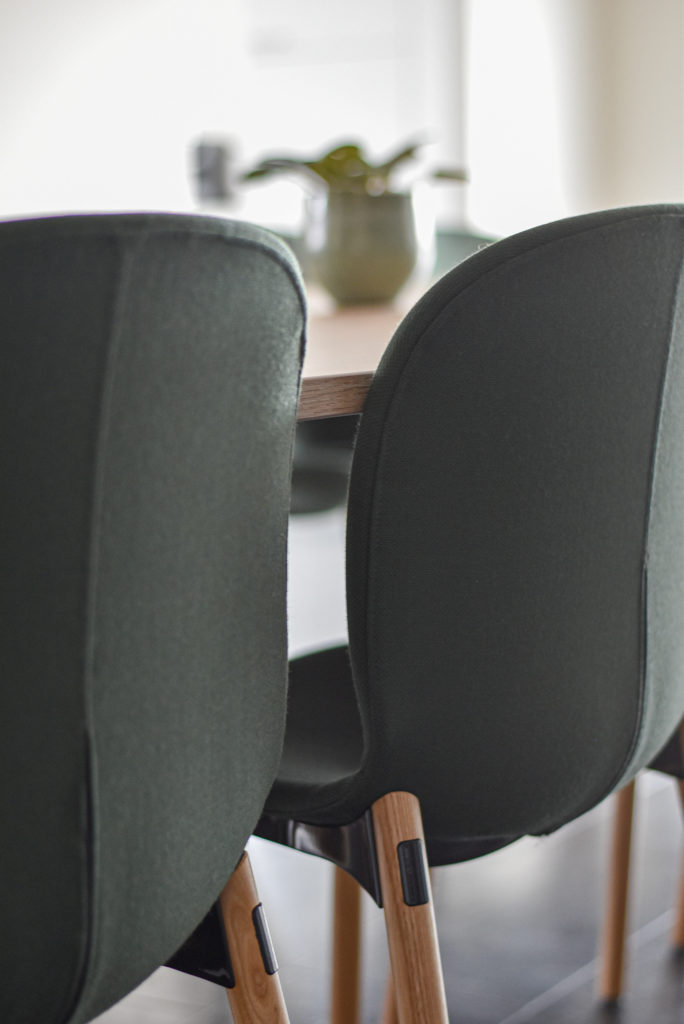 Kantoorinrichting-Vergaderstoelen-Bureaustoelen-Bureautafels-Zit-statafels-bij-A+EConsult-Referentie-LoffMaatkantoren (11)