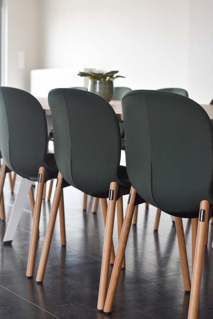 Kantoorinrichting-Vergaderstoelen-Bureaustoelen-Bureautafels-Zit-statafels-bij-A+EConsult-Referentie-LoffMaatkantoren (5)