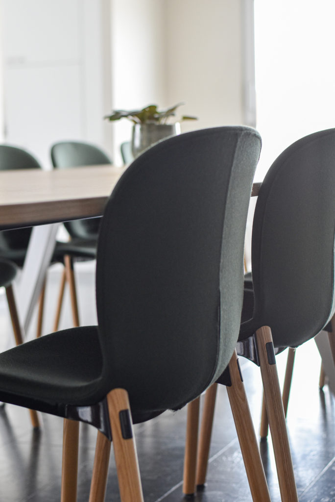 Kantoorinrichting-Vergaderstoelen-Bureaustoelen-Bureautafels-Zit-statafels-bij-A+EConsult-Referentie-LoffMaatkantoren (8)