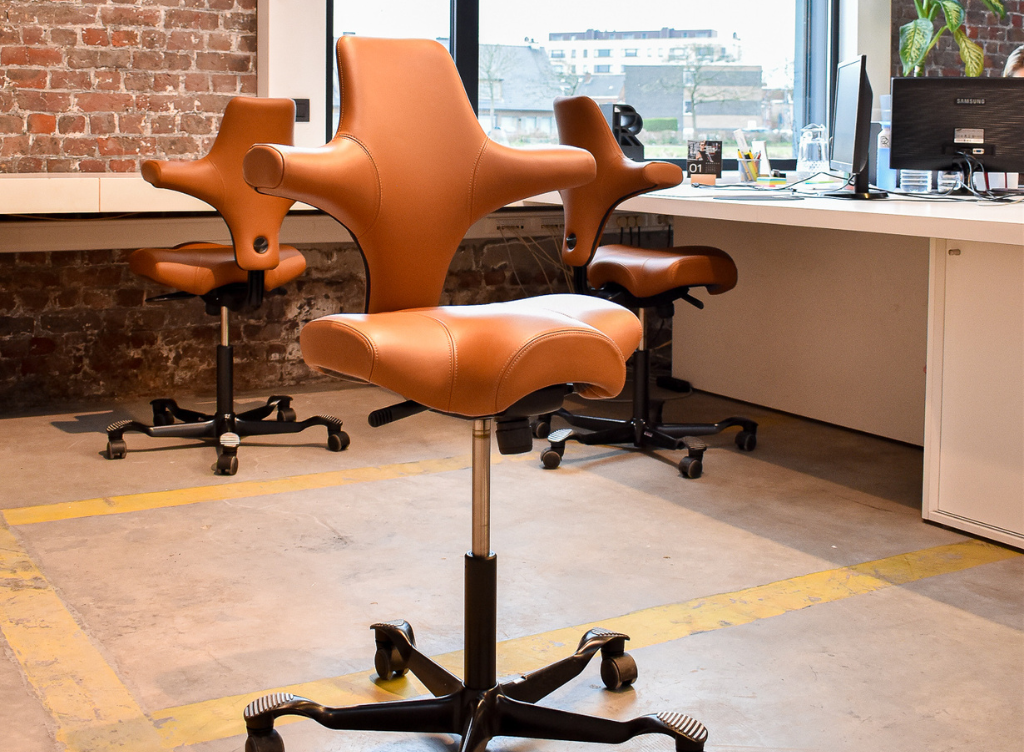 HAG Capisco bureaustoelen in cognac leder bij Rock Recruitment - Loff maatkantoren Waregem