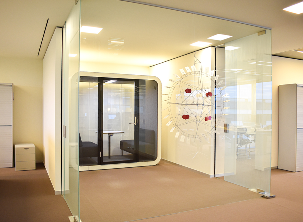 Akoestische phonebooth Framery Q bij Koramic Holding