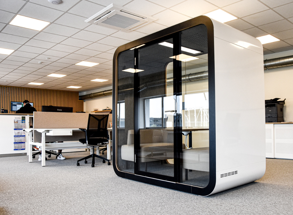 Geluidsdichte vergaderhub Framery Q bij Ocean Gate Logistics te Brugge - Referentie Loff maatkantoren Waregem