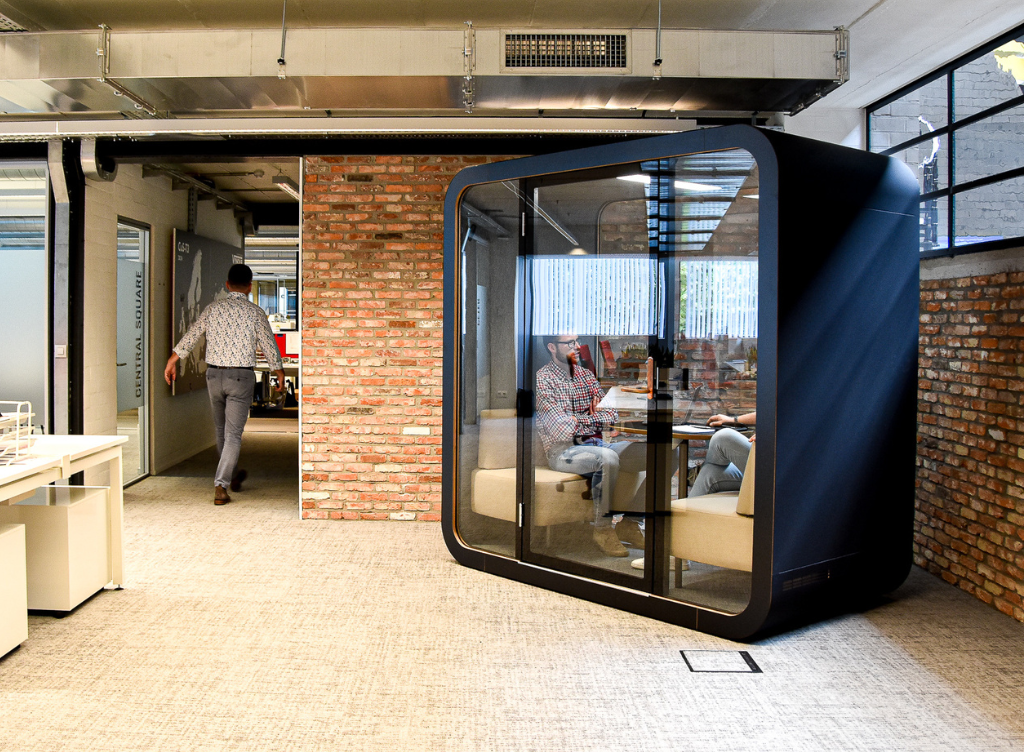Privacy pod in het landschapskantoor van VYNCKE NV