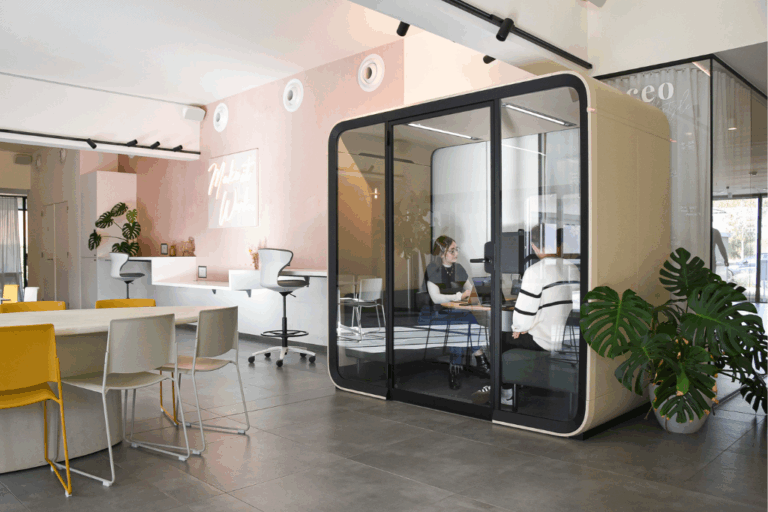 Framery Four smartpod bij Bora Coworking - Loff Waregem Kantoorinrichting