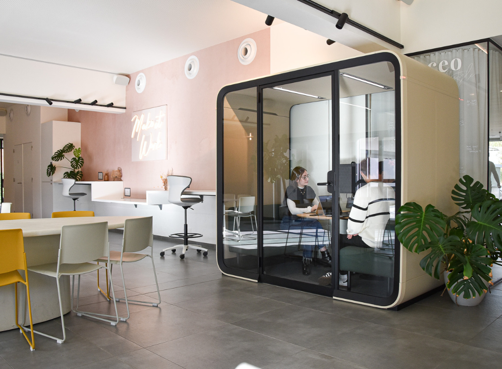 Framery Four smartpod bij Bora Coworking - Loff Waregem Kantoorinrichting