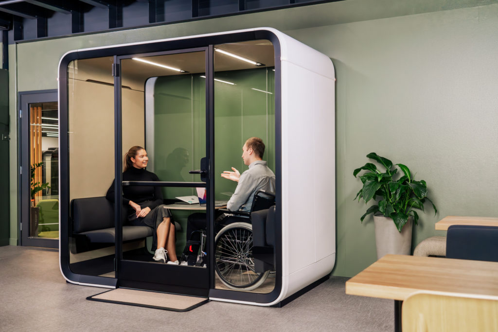 Framery Four Accessible - Loff Kantoorinrichting Waregem (1)