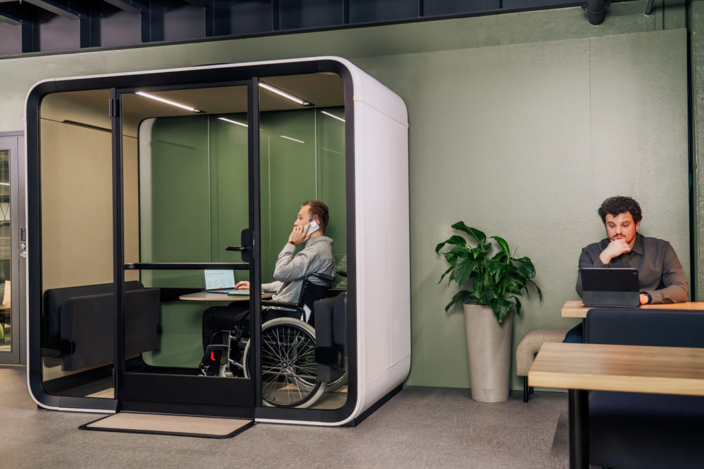 Framery Four Accessible - Loff Kantoorinrichting Waregem (4)