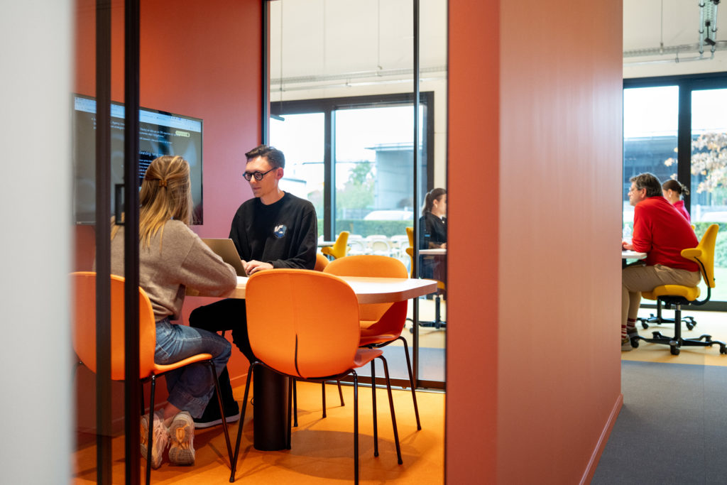 Kantoorinrichting 2026 met strategisch ontworpen werkplekken, focuszones en samenwerkingsruimtes