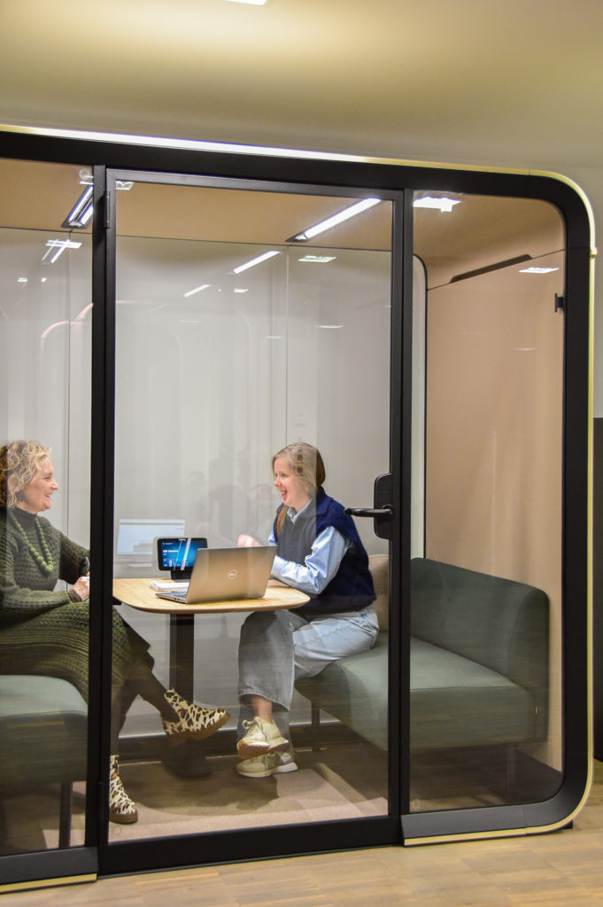 Akoestische vergaderpods bij Flir Systems Trading BV Belgium - referentie Loff Kantoorinrichting Waregem (19)