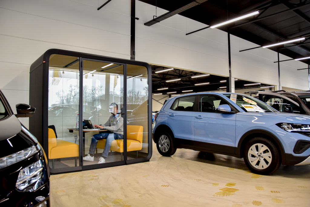 Stille salesruimtes bij Garage Van Belleghem - Framery pods - Loff Kantoorinrichting Waregem (1)