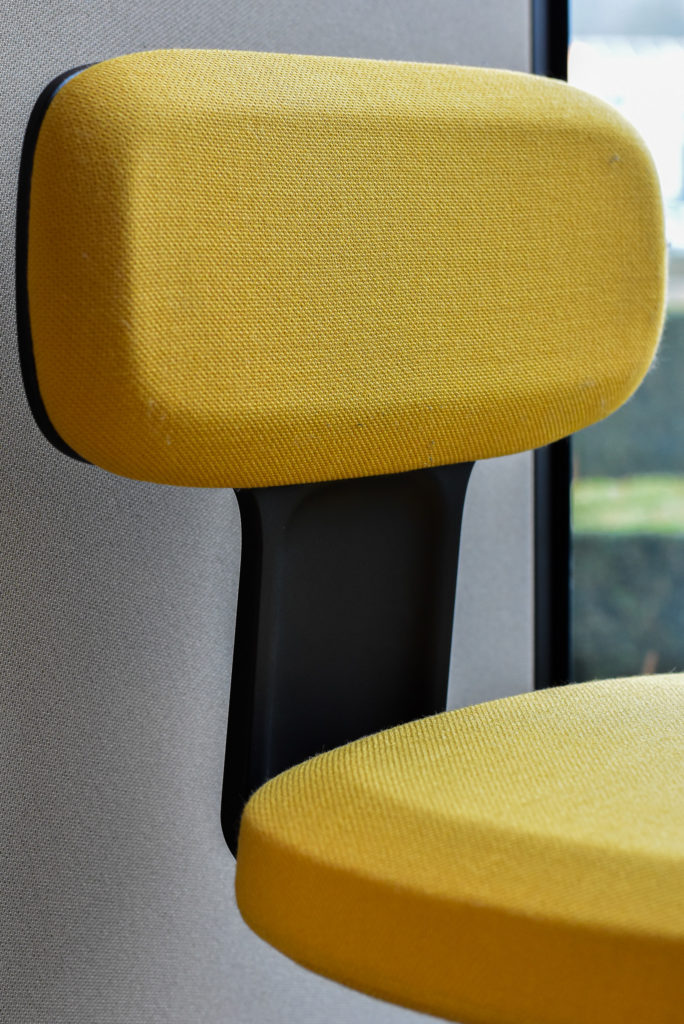 Stille salesruimtes bij Garage Van Belleghem - Framery pods - Loff Kantoorinrichting Waregem (14)