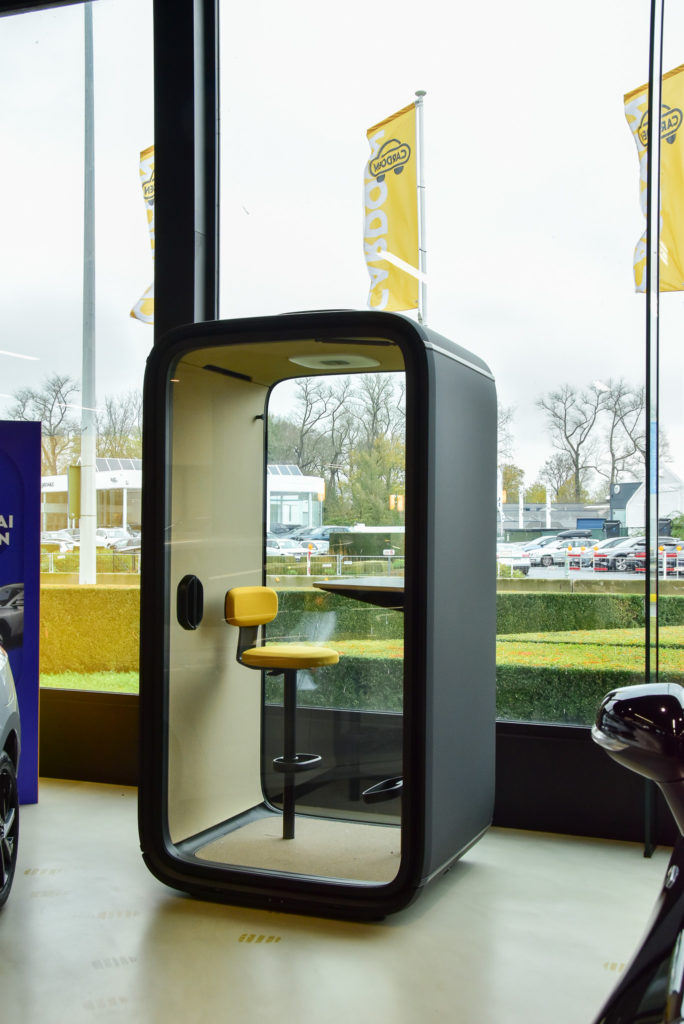 Stille salesruimtes bij Garage Van Belleghem - Framery pods - Loff Kantoorinrichting Waregem (9)